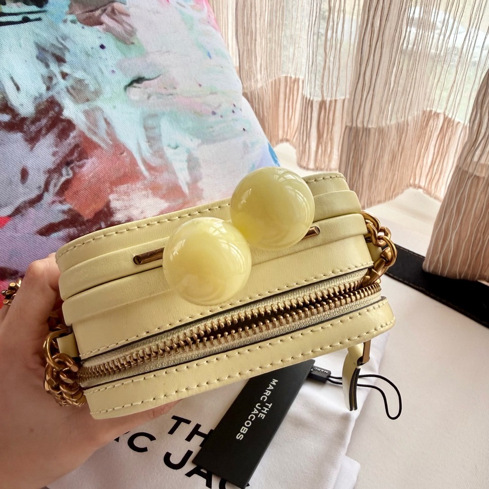 Marc Jacobs Beige Crossbody Bag with Gold Chain - Picture 9 of 12